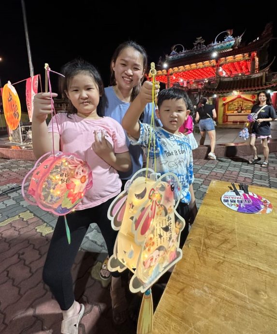 大都会(双头之一):仁嘉隆万寿宫庆中秋 三千人齐聚共赏花好月更圆