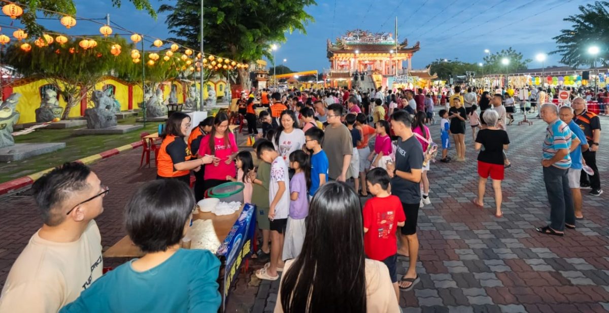 大都会(双头之一):仁嘉隆万寿宫庆中秋 三千人齐聚共赏花好月更圆