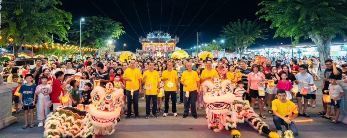 大都会(双头之一):仁嘉隆万寿宫庆中秋 三千人齐聚共赏花好月更圆