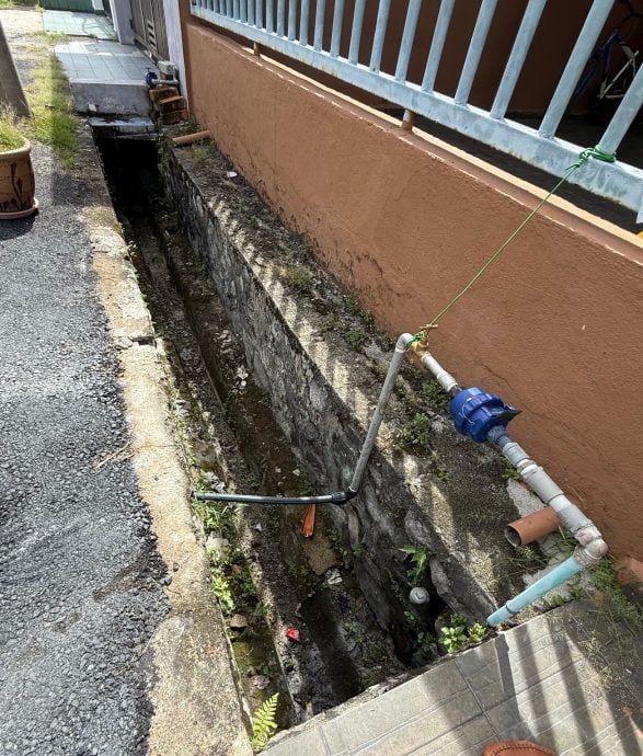 大都会（封面副文）:政府承包商沟清一半 年长者怕大水淹屋/4图