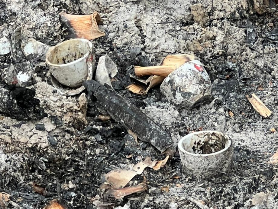 大都会（版2头）/农历七月已过，惟大街上仍出现祭拜活动的残余物