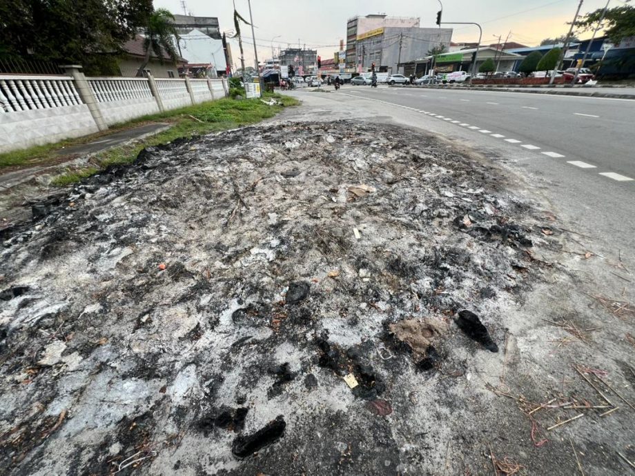 大都会（版2头）/农历七月已过，惟大街上仍出现祭拜活动的残余物