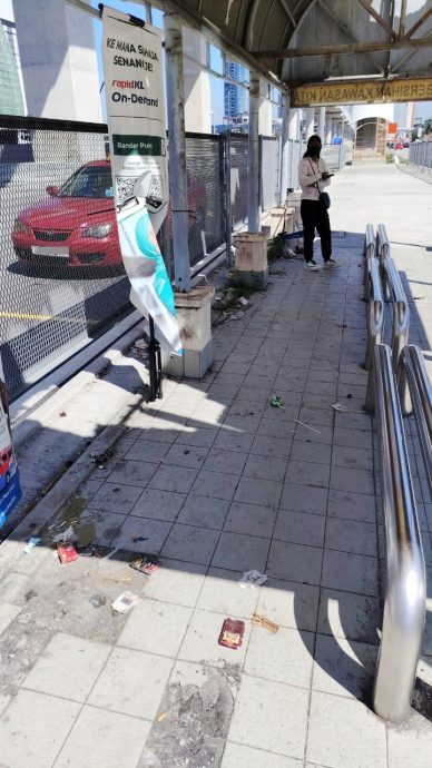 大都会(版2头)/同条马路 两座巴士候车亭“不同命运”