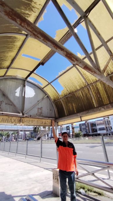 大都会(版2头)/同条马路 两座巴士候车亭“不同命运”