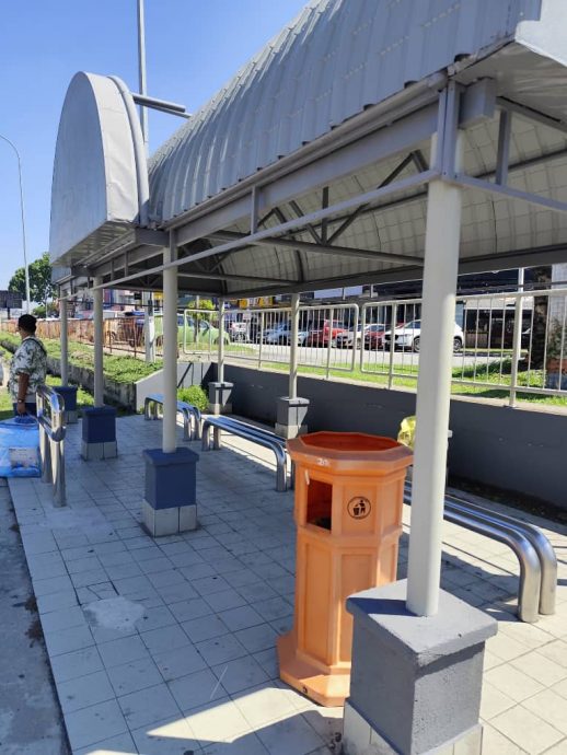 大都会(版2头)/同条马路 两座巴士候车亭“不同命运”