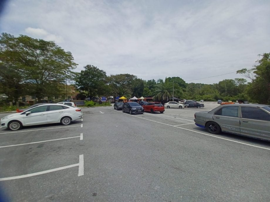 大都会(版2头)/在加影政府卫生诊疗所外面摆卖的小贩接罚单及被令拆除档口