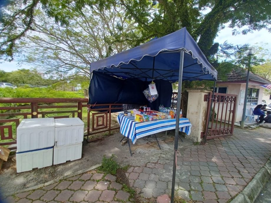 大都会(版2头)/在加影政府卫生诊疗所外面摆卖的小贩接罚单及被令拆除档口