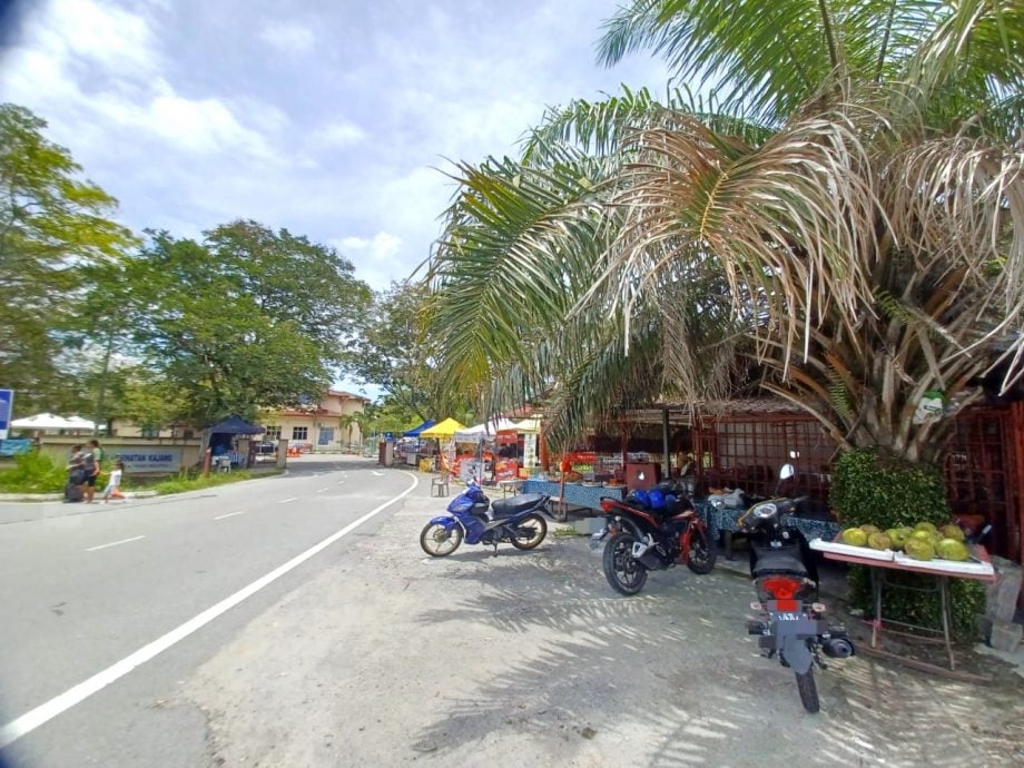 大都会(版2头)/在加影政府卫生诊疗所外面摆卖的小贩接罚单及被令拆除档口