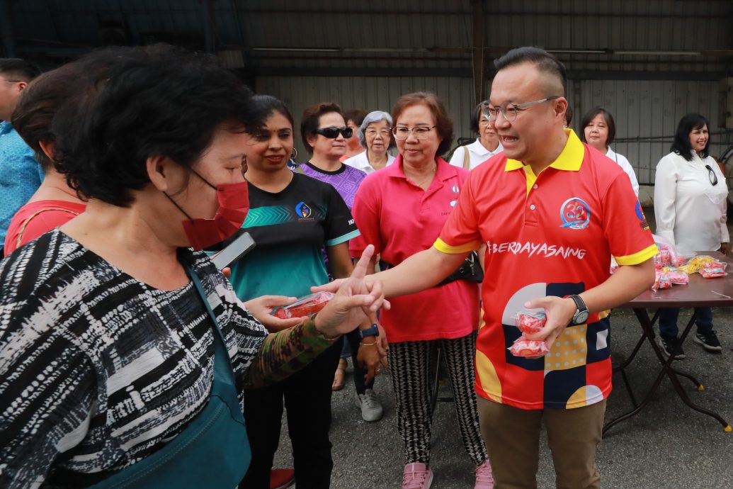 大都会(版2头)/游佳豪派月饼及巴刹摊格费调涨课题