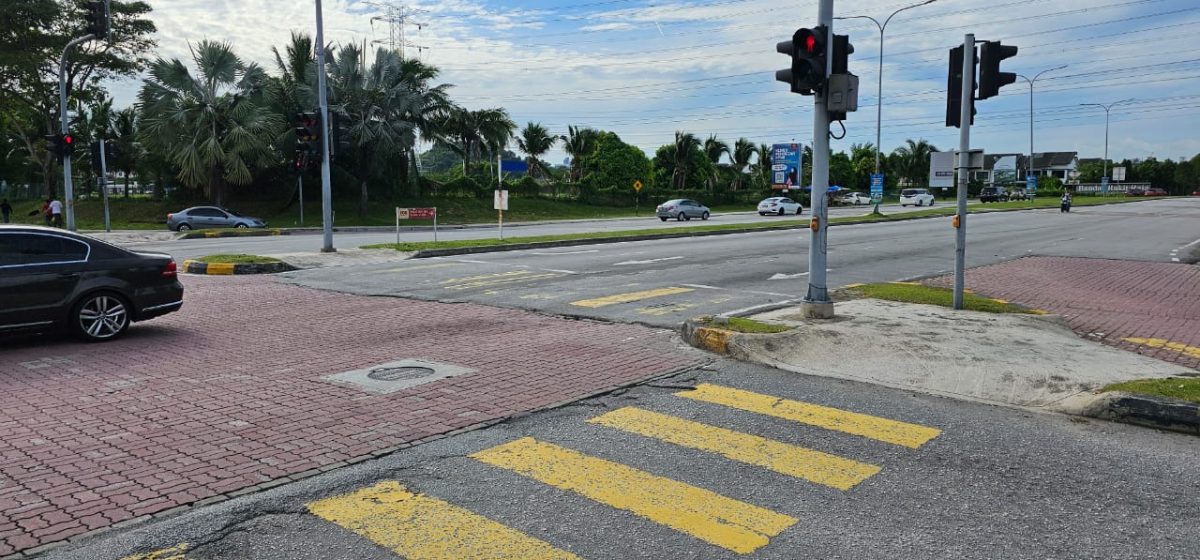 大都会(版4头)/实达阿南多个路口的互锁砖出现下陷坑洞