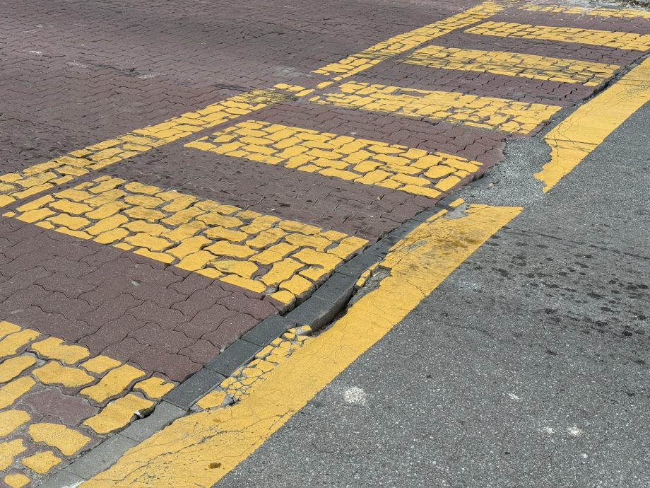 大都会(版4头)/实达阿南多个路口的互锁砖出现下陷坑洞