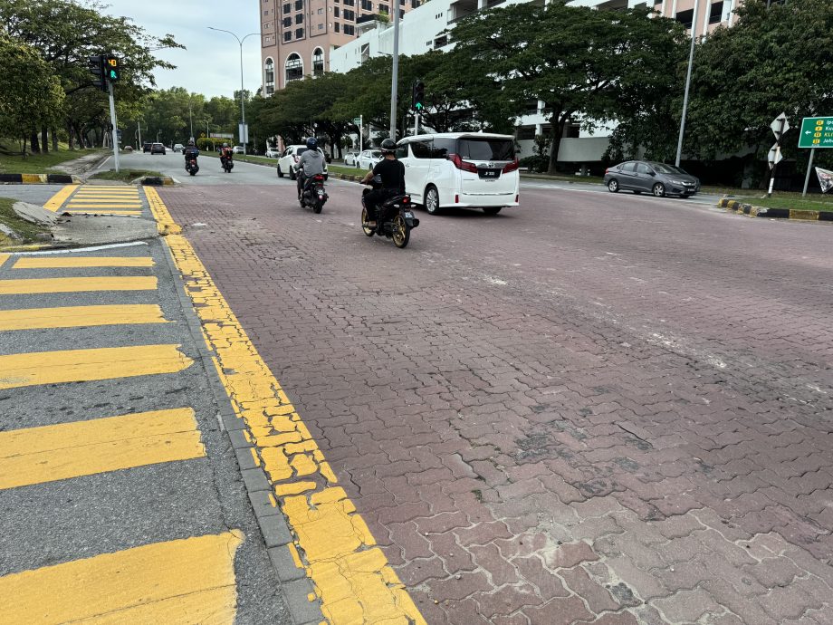 大都会(版4头)/实达阿南多个路口的互锁砖出现下陷坑洞