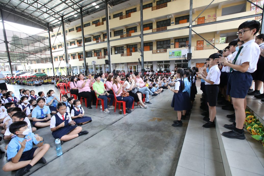 大都会/配LOGO/白沙罗华小“爱华教义演”造势活动|1200学生载歌载舞 师生同台互动气氛热烈