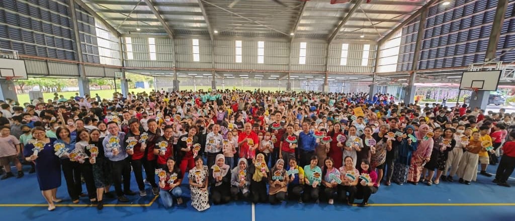 大都会／（主文）双溪龙华小欢庆儿童节，学校吉祥物“双双龙”与“溪溪龙”登场／2图
