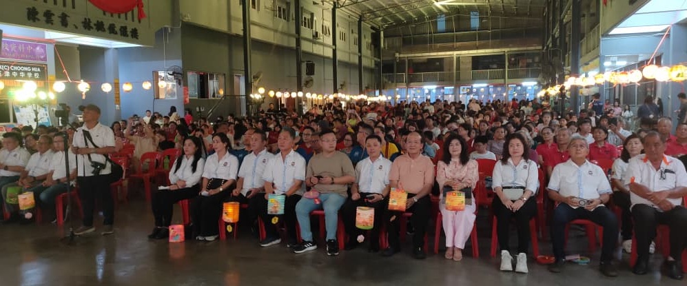 大都会:万津中华学校双十庆中秋园游会三千人齐聚共度温馨良宵/8图(选下)