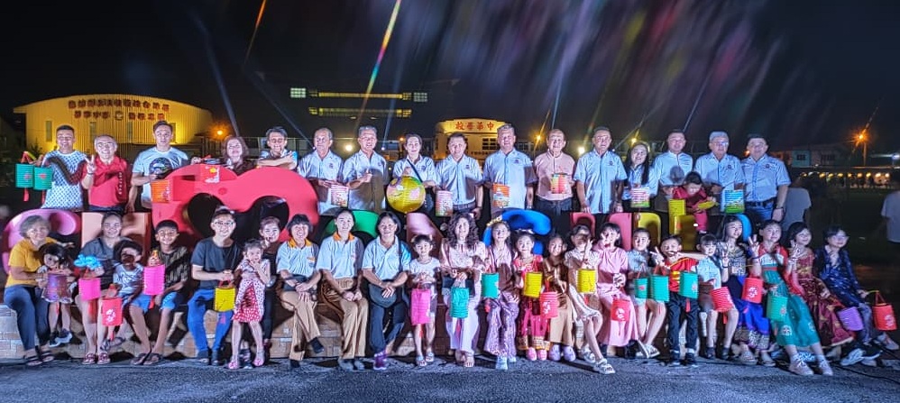 大都会:万津中华学校双十庆中秋园游会三千人齐聚共度温馨良宵/8图(选下)