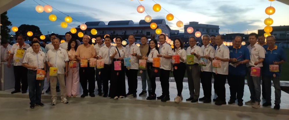 大都会:万津中华学校双十庆中秋园游会三千人齐聚共度温馨良宵/8图(选下)