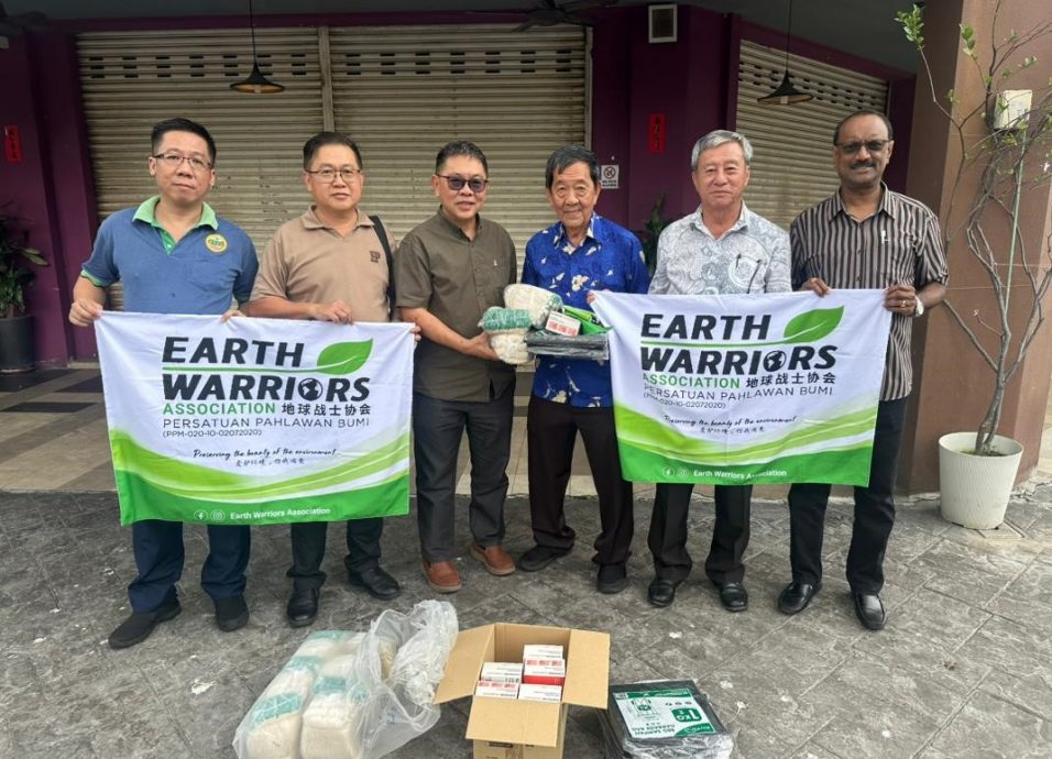 大都会：（主文）巴生区居民协会联合总会号召6属会，配合“地球战士日”活动，清理垃圾