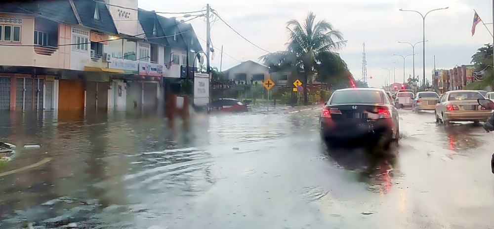 大雨加海潮高涨 安顺清晨水患来袭