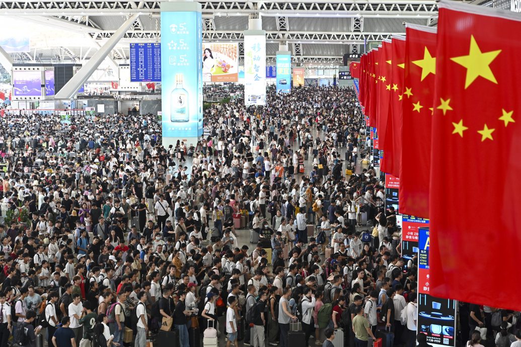 天下事  各地迎来国庆假期出行高峰 