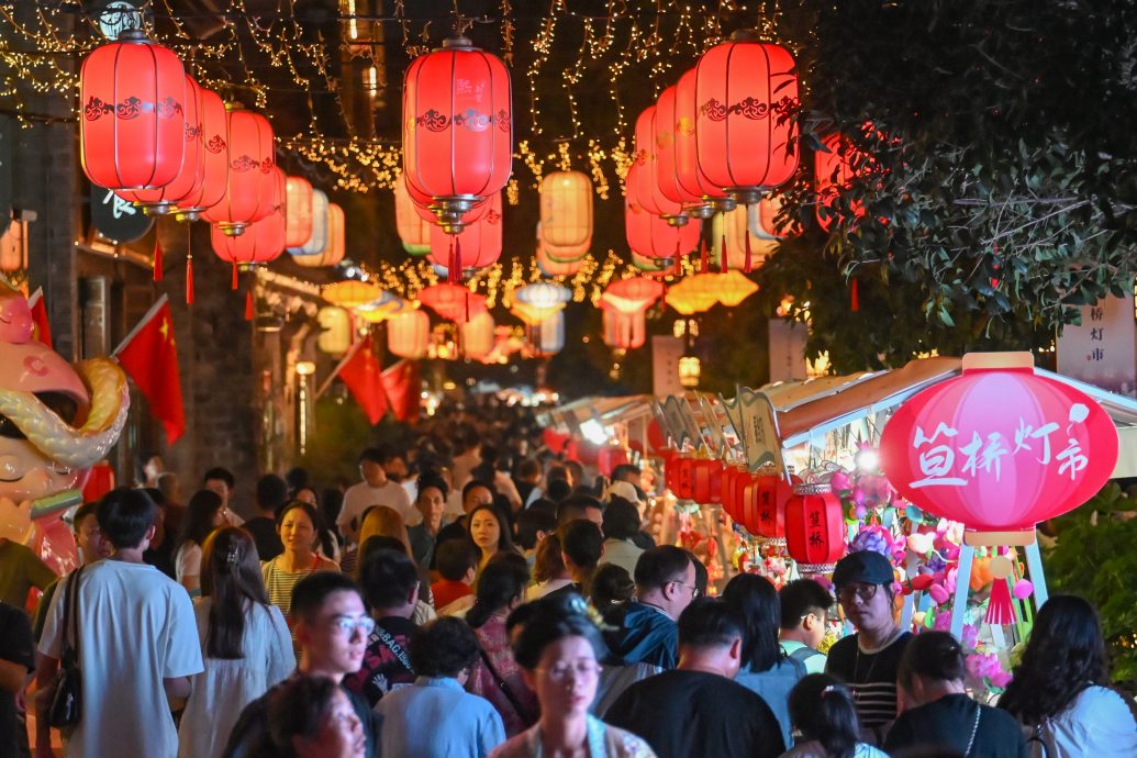 天下事  各地迎来国庆假期出行高峰 