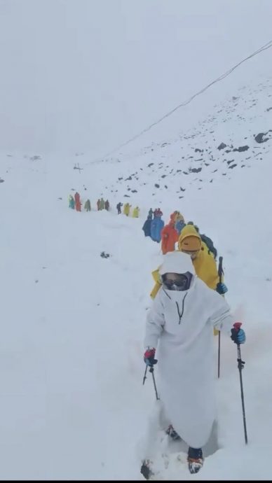 天下事  珠峰暴雪突袭