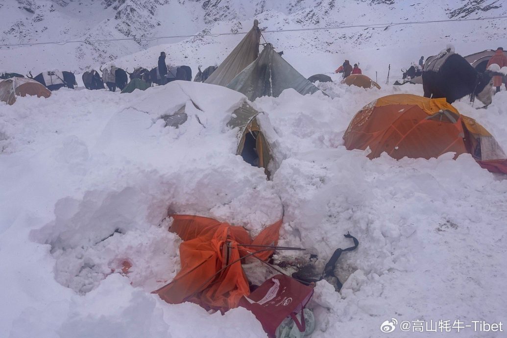 天下事  珠峰暴雪突袭