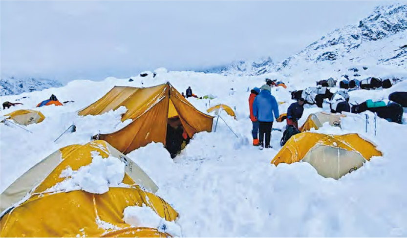 天下事  珠峰暴雪突袭