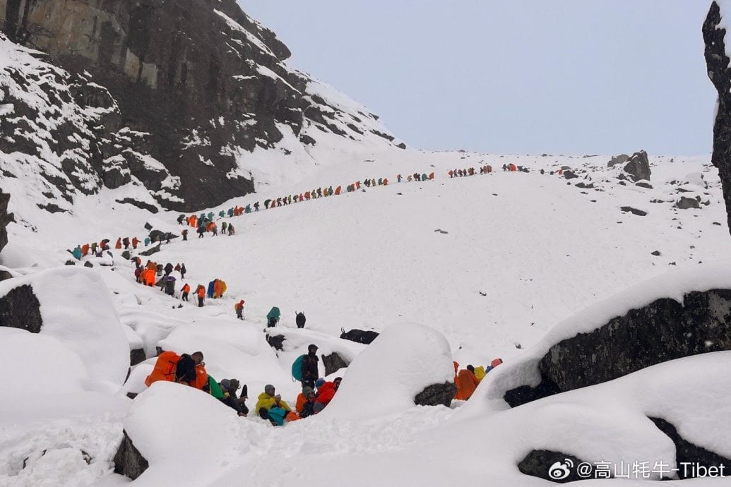 天下事  珠峰暴雪突袭