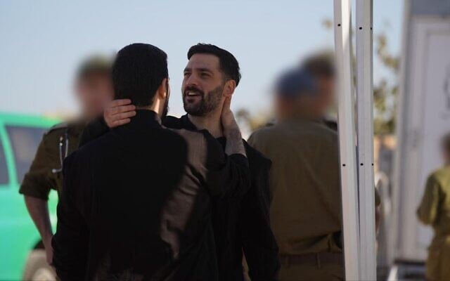 天下事 ｜700多天漫长等待人质释放归来 民众挤爆广场泪目欢呼　