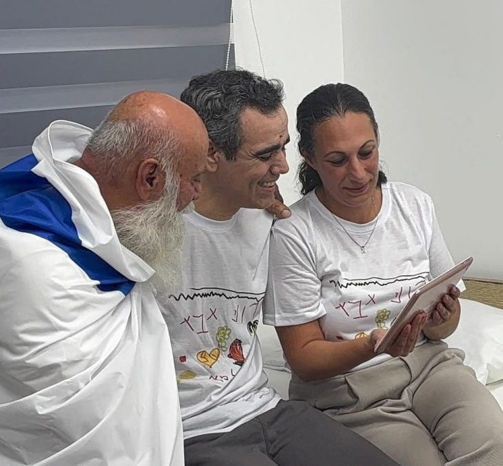 天下事 ｜700多天漫长等待人质释放归来 民众挤爆广场泪目欢呼　