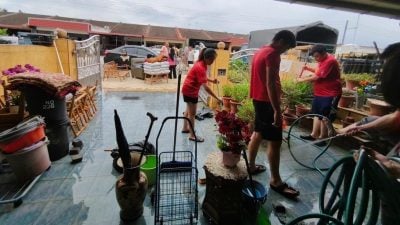 太平国州议员团队深入灾区   助新板灾民清理家园