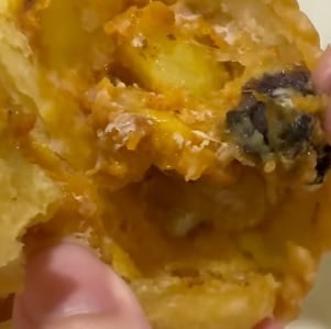 女儿吃了半个喊“酸酸的”! 女子震怒用善意买到发霉咖哩角