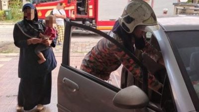女婴被困车内  消拯员赶抵助脱困