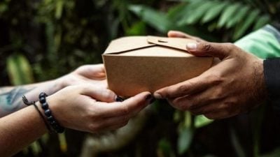 女子分享食物反遭邻居利用 网民提醒:善意界线要设好!