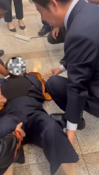 女子参观总统府突晕倒 赖清德蹲地诊断