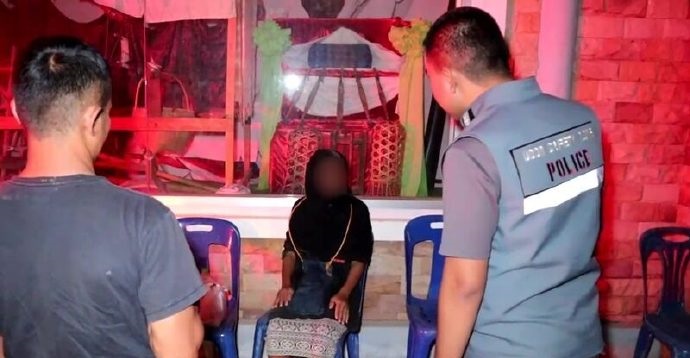 女子进男厕白天坐到黑夜 原因竟是“尿不出来”