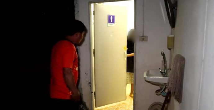 女子进男厕白天坐到黑夜 原因竟是“尿不出来”