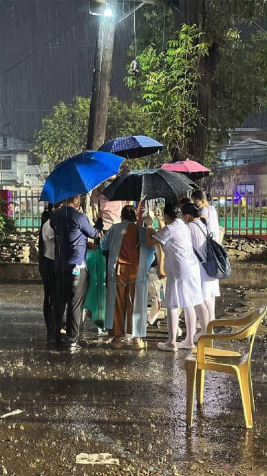 孕妇在撤离中分娩 医生冒雨路边接生 宝宝顺利出生