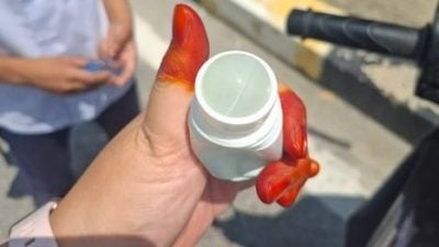 孩子吸“止汗剂零食”险被噎！ 母怒斥校外小贩骂不走