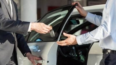 孩子毕业工作买第一辆车 父母竟找销售员图私吞4千现金回扣
