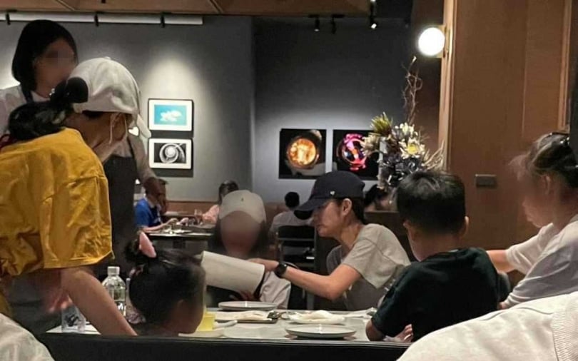 安以轩顶素颜低调聚餐 虎妈教育风掀热议