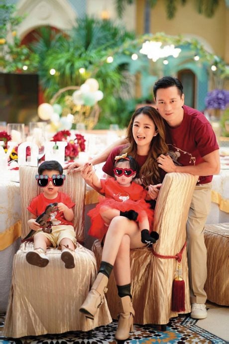 安以轩顶素颜低调聚餐 虎妈教育风掀热议