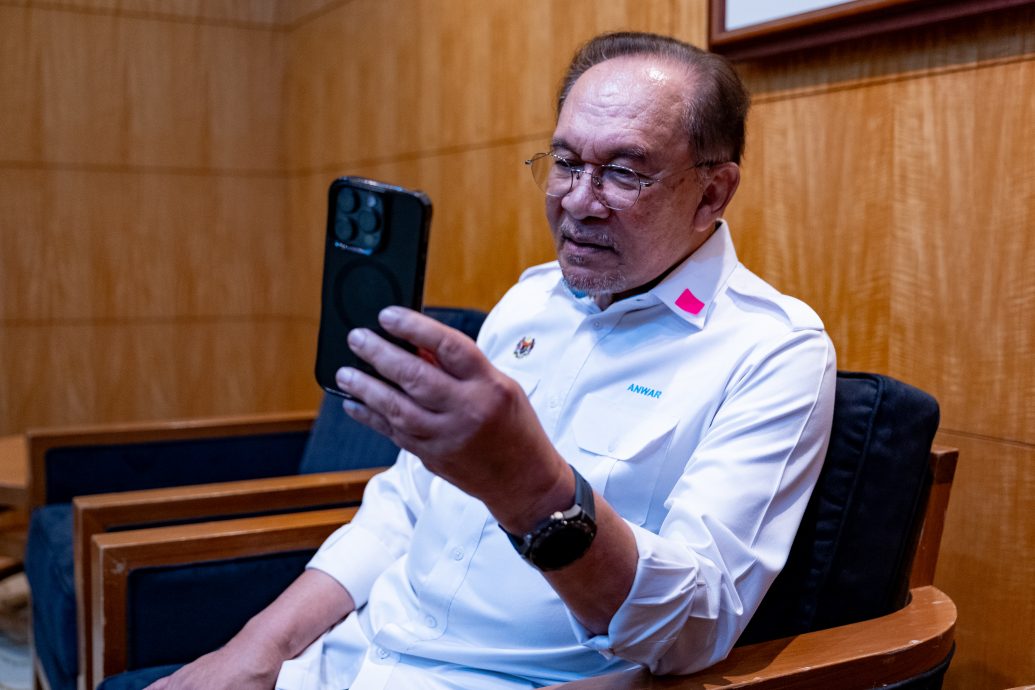 安华与志愿者通电话交流