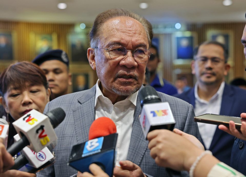 安华:内阁正视负面影响