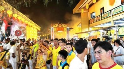 安顺九皇爷信众 随三庙队伍接神