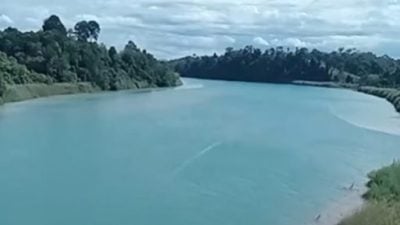 宜力霹雳河水泛“蓝”  郑国霖:检测结果料明天出炉