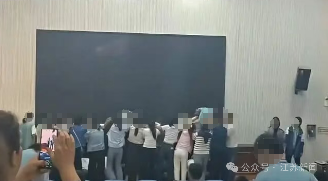 家长跪地让学生从背上踩过 河南中学凌晨致歉