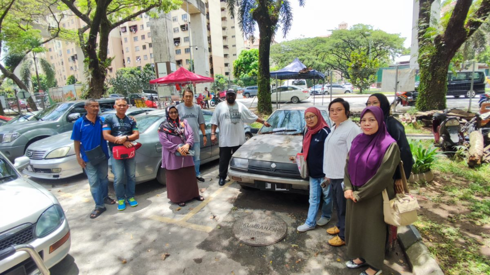 封面//大都会/亲善村人民组屋废车问题/9图