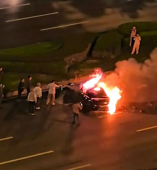 小米SU7起火“门打不开”烧死司机 股价暴跌7.8%